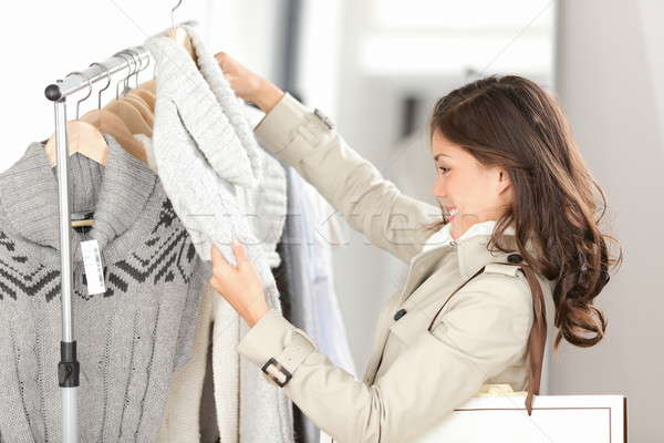 Kadın alışveriş elbise müşteri bakıyor giyim Stok fotoğraf © Ariwasabi