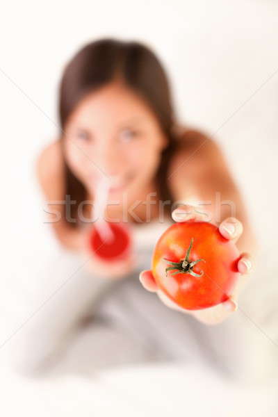 Kobieta pitnej sok pomidorowy pomidory cute dziewczyna Zdjęcia stock © Ariwasabi