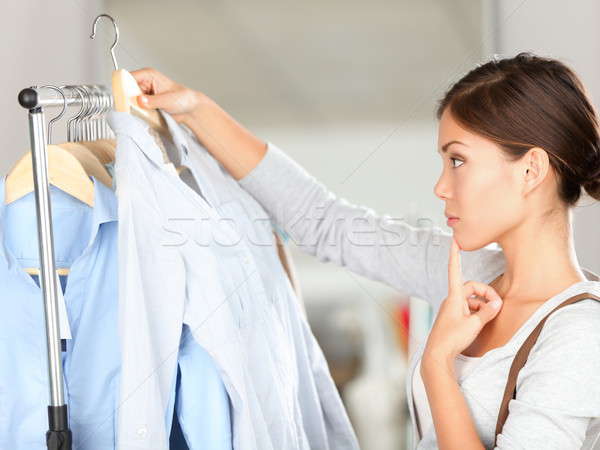 Vásárló választ ruházat gondolkodik nő néz Stock fotó © Ariwasabi