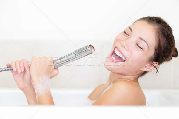 Fürdőkád nő énekel fürdőkád zuhanyfej szórakozás Stock fotó © Ariwasabi
