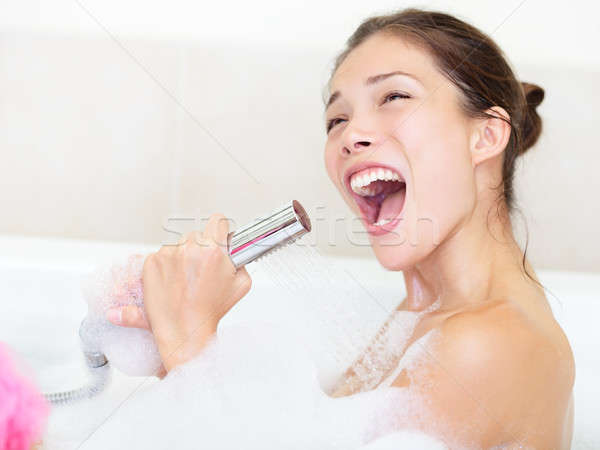 Kadın şarkı söyleme banyo duş duş başlığı komik Stok fotoğraf © Ariwasabi