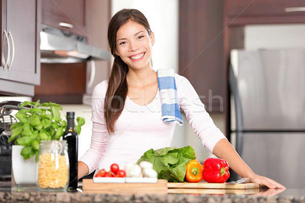 Foto stock: Cozinha · mulher · comida · alimentação · saudável · em · pé