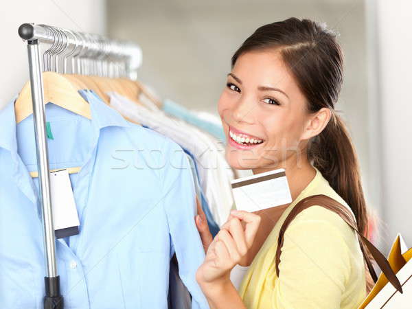 Vásárlás nő mutat hitelkártya ajándékkártya ruhaakasztó Stock fotó © Ariwasabi