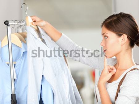женщину торговых Платья глядя зеркало Сток-фото © Ariwasabi