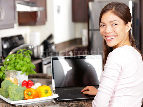 Femeie folosind laptop calculator bucătărie legume Imagine de stoc © Ariwasabi