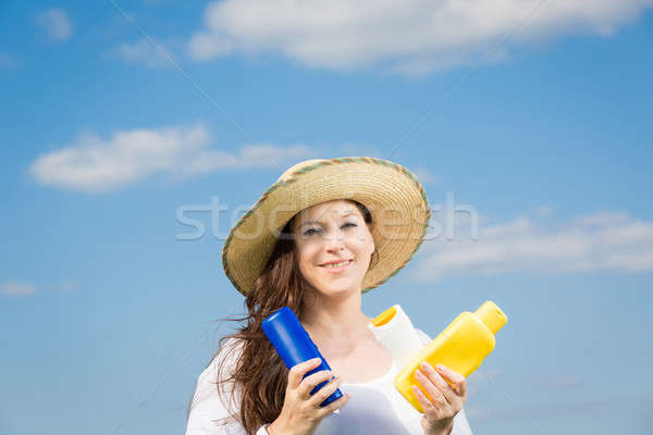 Sonnenschutz Frau blauer Himmel halten Sonne Lächeln Stock foto © armin_burkhardt