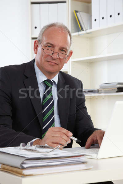 Eski iş adamı dizüstü bilgisayar bilgisayar el gülümseme Stok fotoğraf © armstark