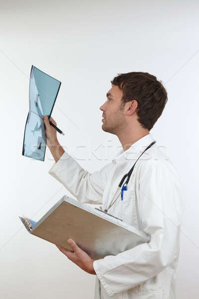 Jovem médico raio x laboratório documentos foto Foto stock © armstark