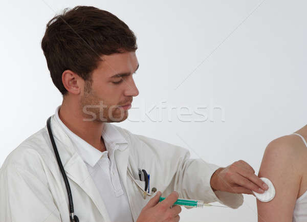 [[stock_photo]]: Médecin · injection · médicaux · santé · hôpital · peau