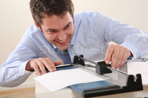 Homem cortar papel azul máquina camisas Foto stock © armstark