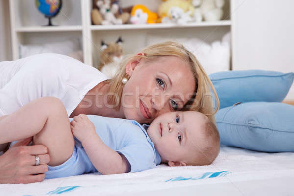 Anne oynamak bebek zemin eğlence gülme Stok fotoğraf © armstark