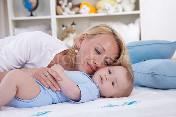 Moeder spelen baby vloer leuk lachend Stockfoto © armstark