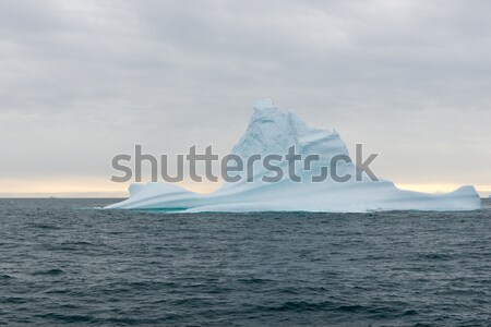 Aisberg frumos arctic in jurul insulă apă Imagine de stoc © Arrxxx