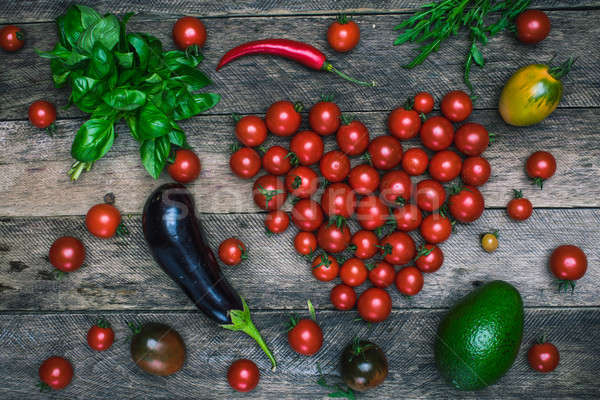 Zdjęcia stock: Pomidorów · kształt · serca · warzyw · drewniany · stół · rustykalny