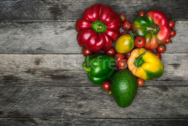 Legumes forma de coração alimentação saudável mesa de madeira rústico estilo Foto stock © Arsgera