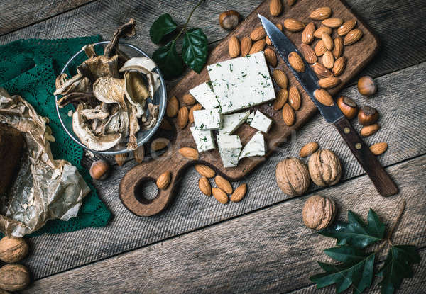 Schafe Käse Nüsse Pilze Holztisch rustikal Stock foto © Arsgera