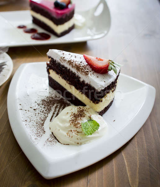 Bolo de chocolate bolo comida prato branco sobremesa Foto stock © art9858