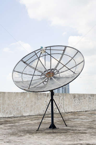 Groß alten Fernsehen Satelliten Dach blauer Himmel Stock foto © art9858