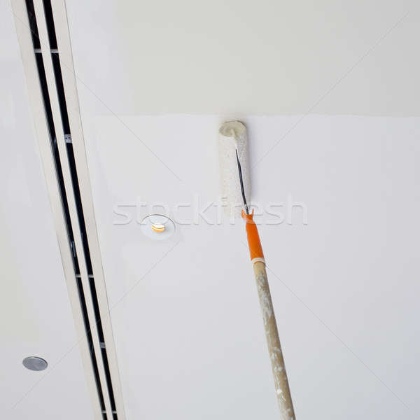 [[stock_photo]]: Peinture · plafond · homme · mur · travaux · blanche