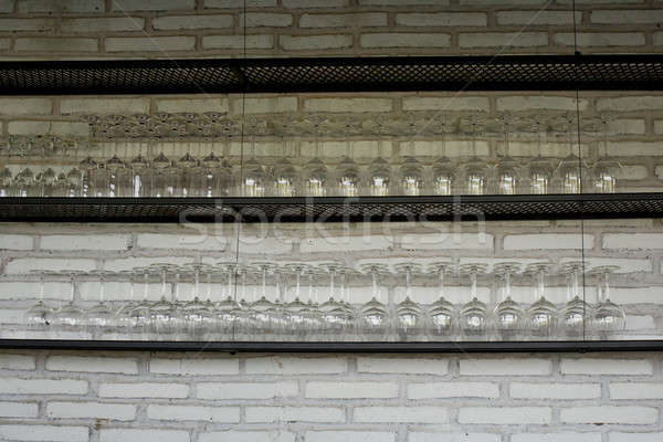 Lege bril wijn boven bar rack Stockfoto © art9858