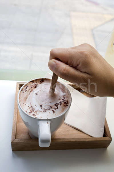Emberi kéz keverés forró csokoládé kávézó kéz kávé Stock fotó © art9858