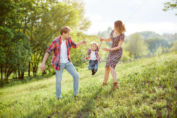 Glückliche Familie spielen Natur Foto jungen Familie Stock foto © artfotodima