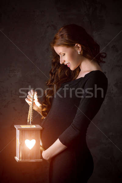 Bella donna incinta nuova vita lampada forma cuore Foto d'archivio © artfotodima