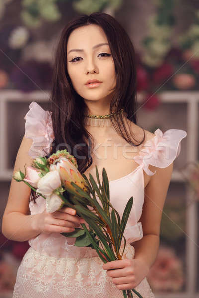 Piękna asian kobieta kwiaciarz różowy sukienka Zdjęcia stock © artfotodima