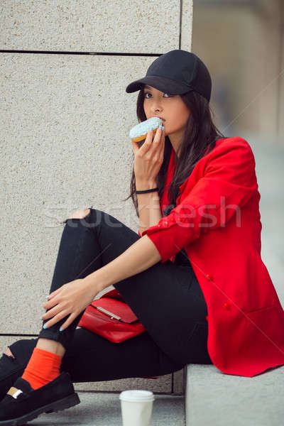 Fiatal ázsiai nő eszik gyorsételek kint Stock fotó © artfotodima