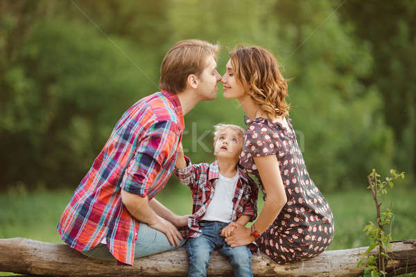 Fericit de familie parc natură mamă tata fiu ocazional Imagine de stoc © artfotodima