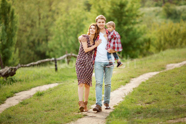 Zomer familie foto jonge genieten Stockfoto © artfotodima