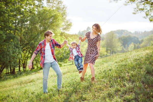 Família feliz jogar natureza foto jovem família Foto stock © artfotodima