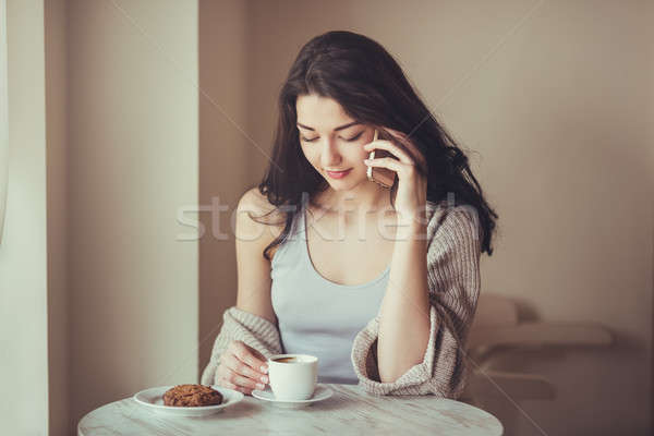 Vrouw cafe stad lifestyle praten Stockfoto © artfotodima
