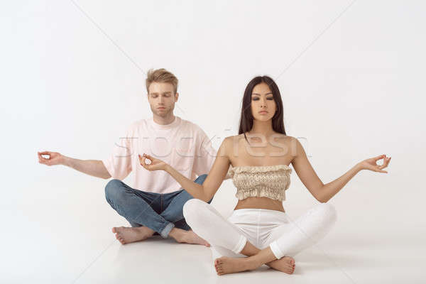 Fiatal pér jóga póz fiatal pár gyakorol jóga Stock fotó © artfotodima