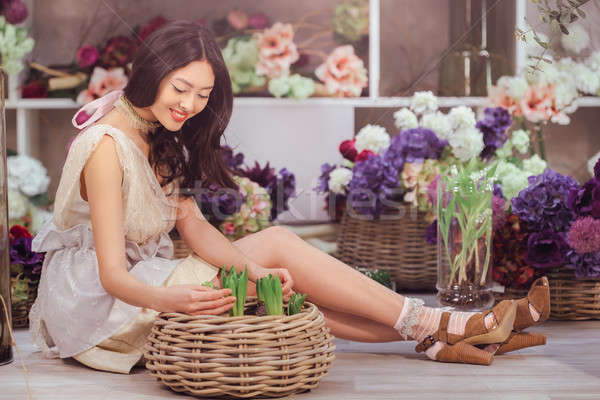 Foto stock: Hermosa · Asia · mujer · florista · vestido · blanco · flor