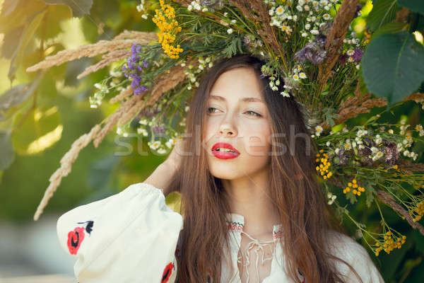 Gyönyörű lány legelő lakosztály portré koszorú virágok Stock fotó © artfotodima