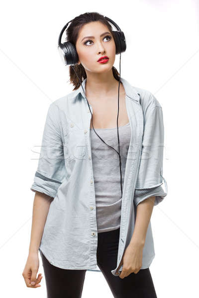 Foto stock: Jovem · bela · mulher · desfrutar · ouvir · música · grande · fones · de · ouvido