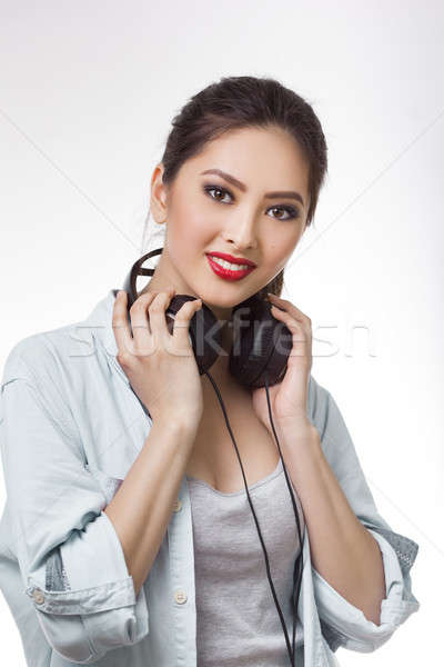 Foto stock: Jovem · bela · mulher · grande · fones · de · ouvido · isolado