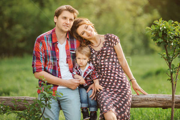 Fericit de familie parc natură mamă tata fiu ocazional Imagine de stoc © artfotodima