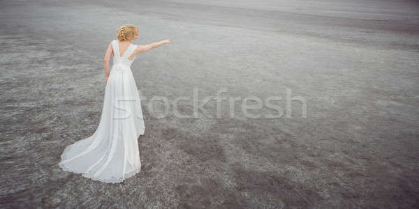 Hermosa novia aire libre desierto mirando mujer hermosa Foto stock © artfotodima