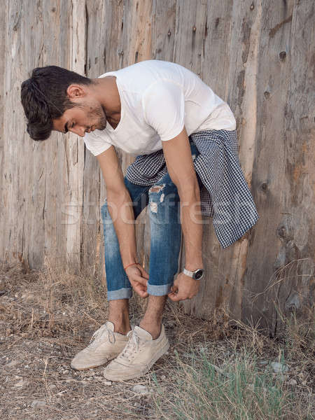 Stockfoto: Knap · jonge · man · buitenshuis · permanente · houten