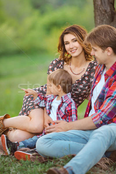 Fericit de familie parc iarbă natură mamă tata fiu Imagine de stoc © artfotodima