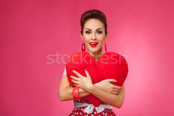 Güzel bir kadın kalp pinup retro tarzı çekici genç kadın Stok fotoğraf © artfotodima