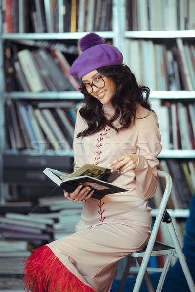 Foto stock: Asiático · estudante · leitura · livro · biblioteca · mulher