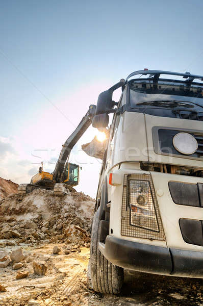 Groß Lastwagen Gebäude Material Ton Berg Stock foto © artfotoss