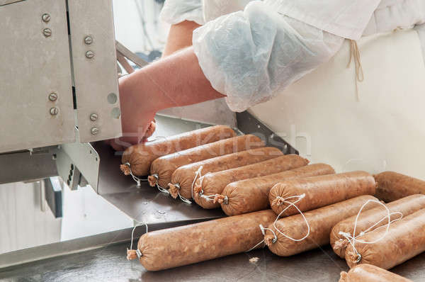 Primo piano salsicce automatico processo carne Foto d'archivio © artfotoss