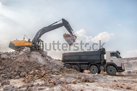 Groß Lastwagen Gebäude Material Bau Feld Stock foto © artfotoss