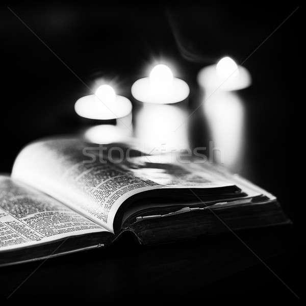 Stock fotó: Biblia · gyertyák · alacsony · fény · magas · kontraszt