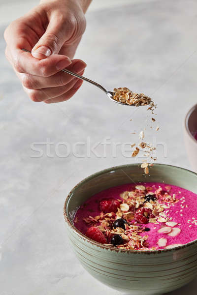 Weiblichen Hand nützlich Smoothie Beeren Müsli Stock foto © artjazz