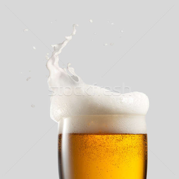 Primer plano frío cerveza espuma Splash gris Foto stock © artjazz